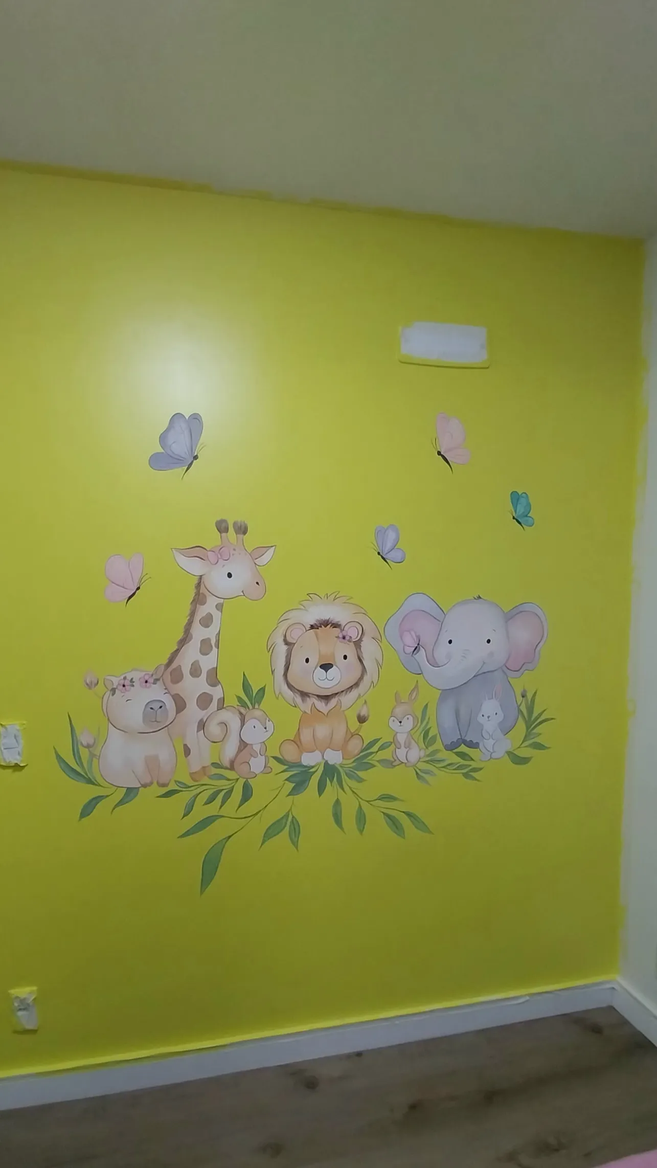 Mural infantil personalizado en habitación de bebé Montevideo